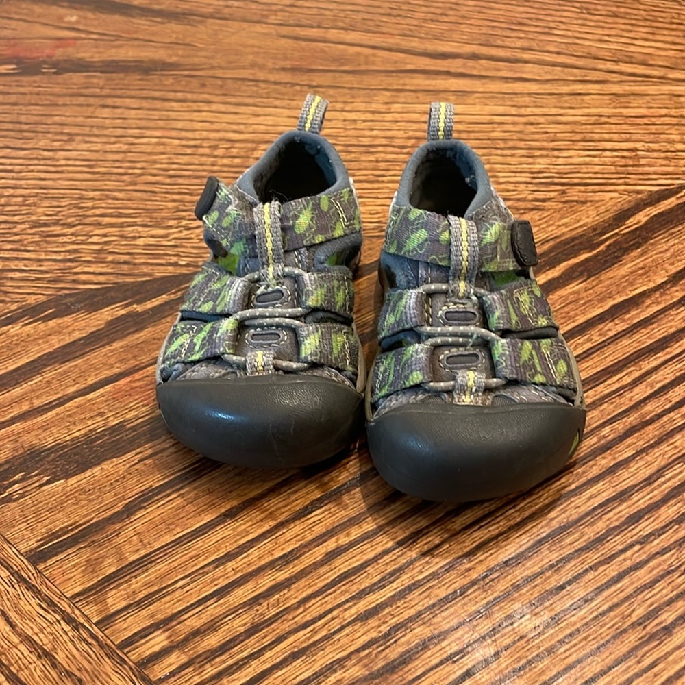 Little boys keen sandals size 4 (toddler)